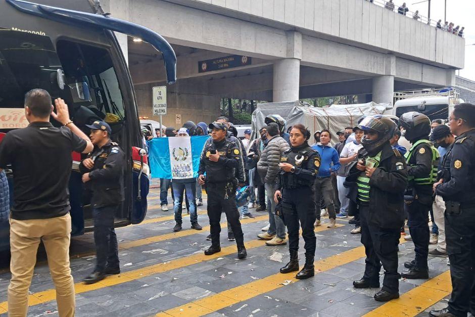 Los guatemaltecos esperaron a la Selección de Panamá en las afueras del Aeropuerto Internacional La Aurora. (Foto: José Luis Pos / Colaborador)