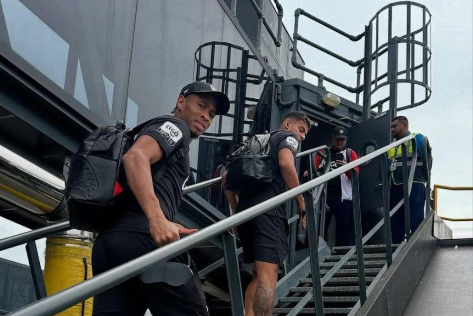 El defensor canalero iba a subirse al avión, pero después se bajó al enterarse de los problemas migratorios. (Foto: Prensa Panamá)