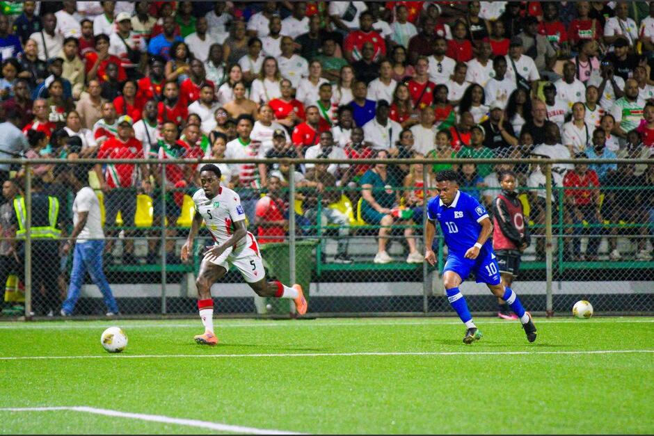 Surinam demostró su superioridad desde el arranque del compromiso y sentenció una goleada autoritaria. (Foto: @LaSelecta_SLV)