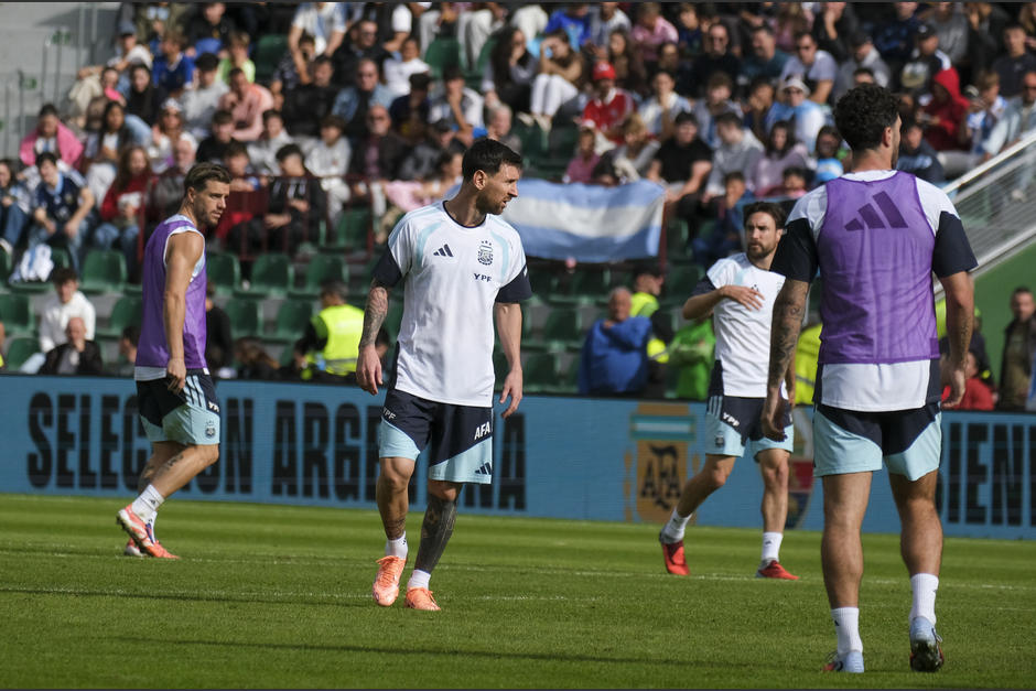 El capitán argentino atrajo todas las miradas durante el entreno realizado en el estadio Martínez Valero antes de partir al país africano. (Foto: EFE) 