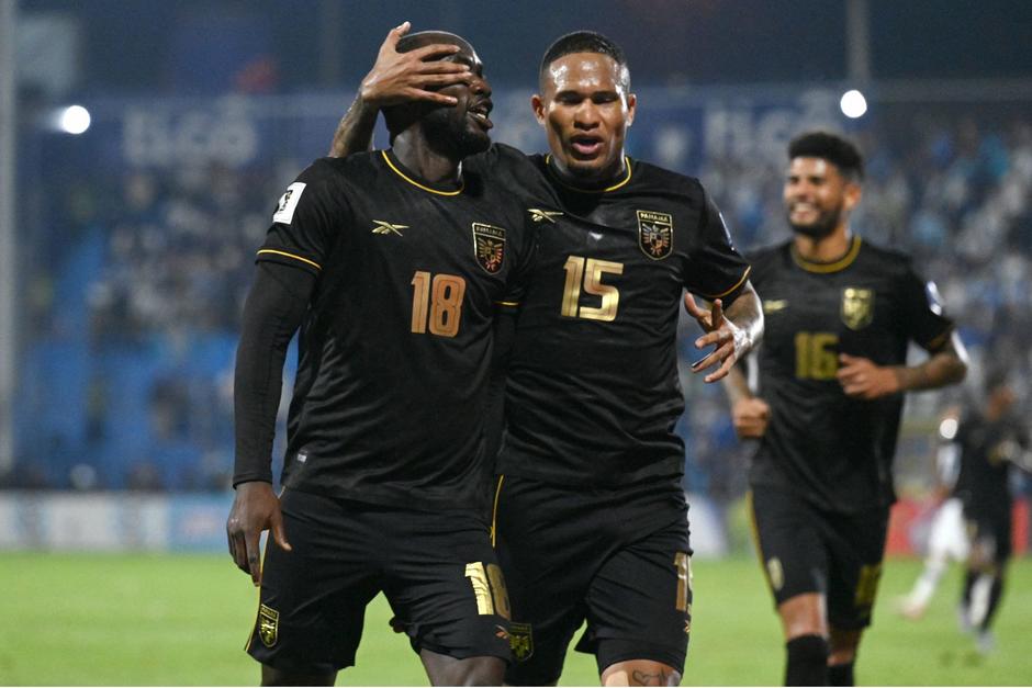 Cecilio Waterman tiene ganando a Panamá tras anotar un doblete en el primer tiempo. (Foto: AFP)