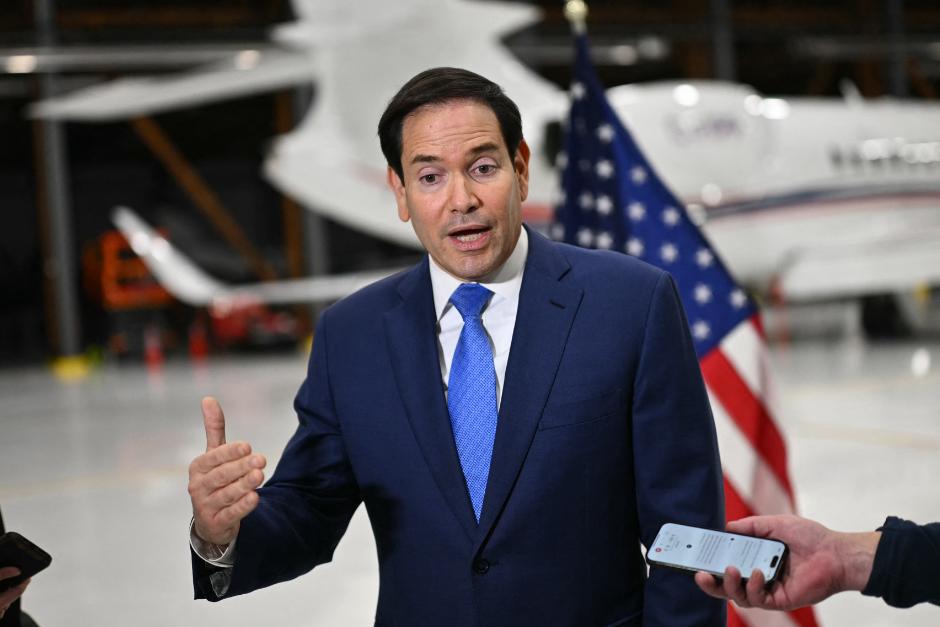 El secretario de Estado, Marco Rubio, atiende a la prensa en el Aeropuerto Internacional John C. Munro de Hamilton, Ontario, Canadá. (Foto: AFP/Soy502)