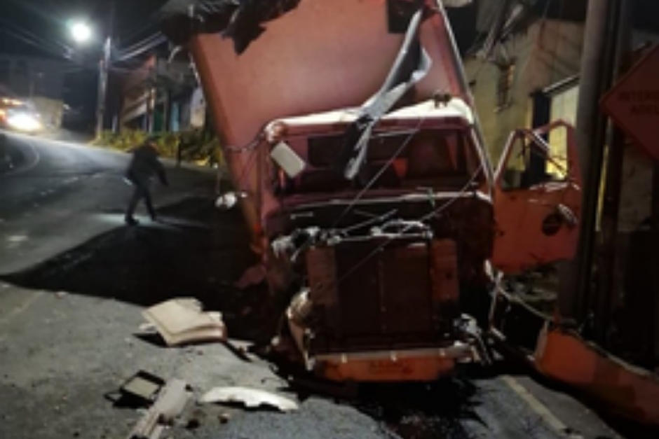 El incidente ha sido complicado por un derrame de combustible y daños a la infraestructura eléctrica. (Foto: PMT Villa Nueva)