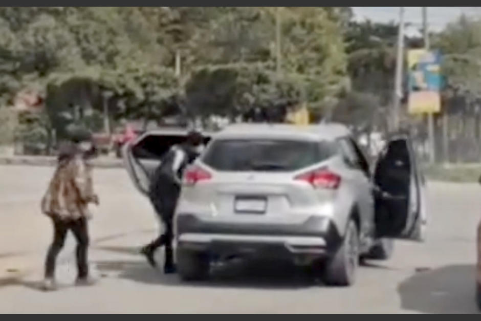 Los presuntos responsables fueron capturados minutos más tarde del ataque armado. (Foto: captura de video)