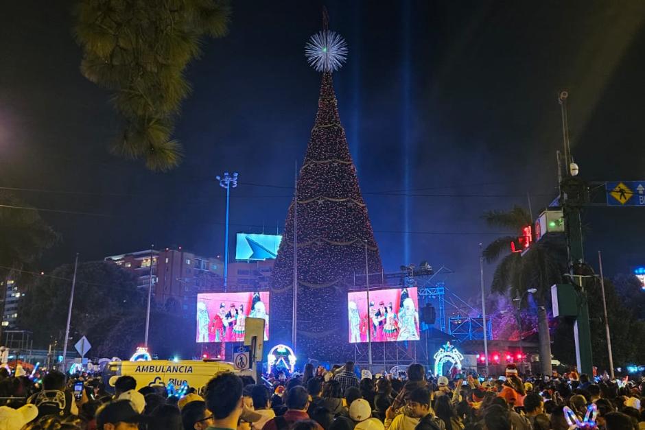 Este sábado fue inaugurado el tradicional Árbol Navideño. (Foto: Allan Lima)