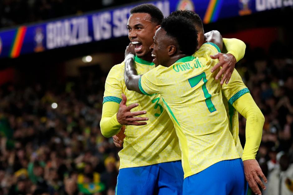 Casemiro,Gabriel Magalhaes y Vinicius Jr. festejan el segundo gol en Londres. (Foto: AFP)