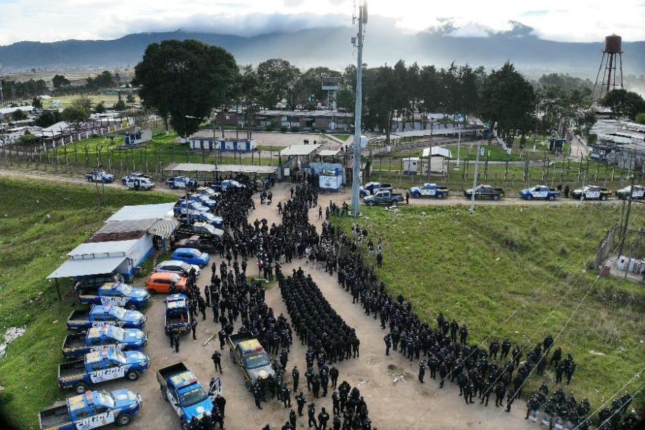 Autoridades realizan un operativo en la cárcel de Cantel, Quetzaltenango para retomar el control. (Foto: Mingob)