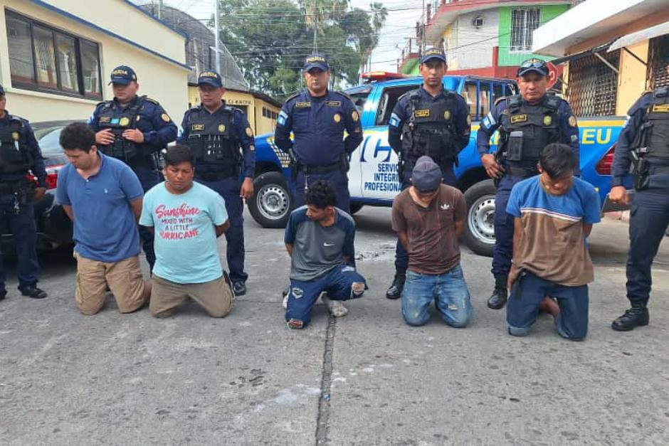 Cinco hombres fueron capturados en Retalhuleu acusados de secuestro. (Foto: PNC)