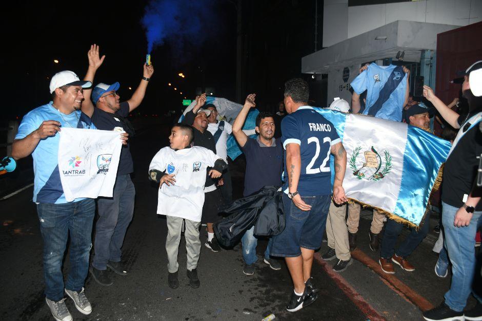 Un grupo de aficionados cantó y alentó a los seleccionados guatemaltecos previo al juego ante Surinam. (Foto: Rudy Martínez)