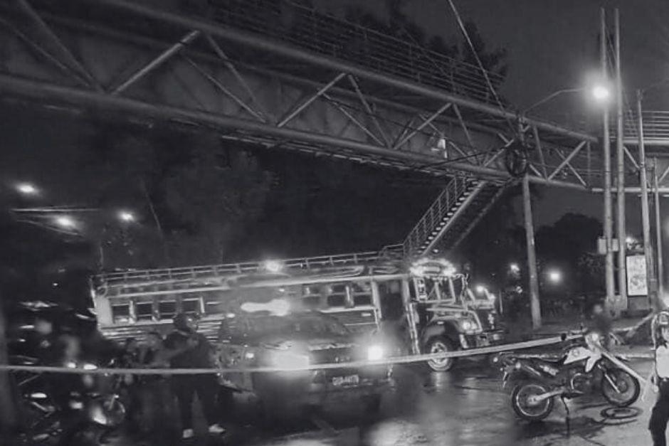 El ayudante habría resbalado del bus y tras caer fue arrollado por el mismo. (Foto: Bomberos Voluntarios)