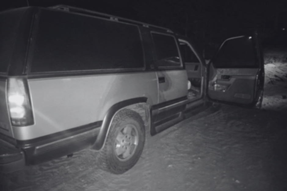 La camioneta fue abandonada junto a chalecos antibalas y armas de fuego por presuntos asaltantes que huyeron en una persecución policial. (Foto: Nuestro Diario)