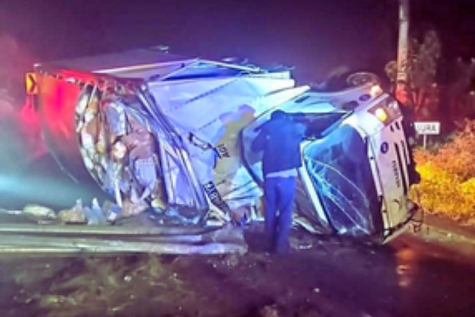 Tras el percance el piloto resultó ileso y el acompañante con golpes leves según los socorristas. (Foto: Redes sociales)