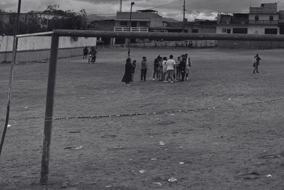 Un fallecido es el saldo de un ataque armado en un campo de fútbol de la zona 18. (Foto: Oscar Rivas/Colaborador)