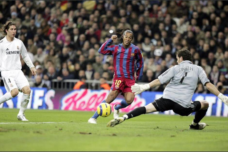 Ronaldinho firmó una actuación legendaria en el 3-0 que inspira la nueva camiseta del cuadro catalán. (Foto: FC Barcelona) 