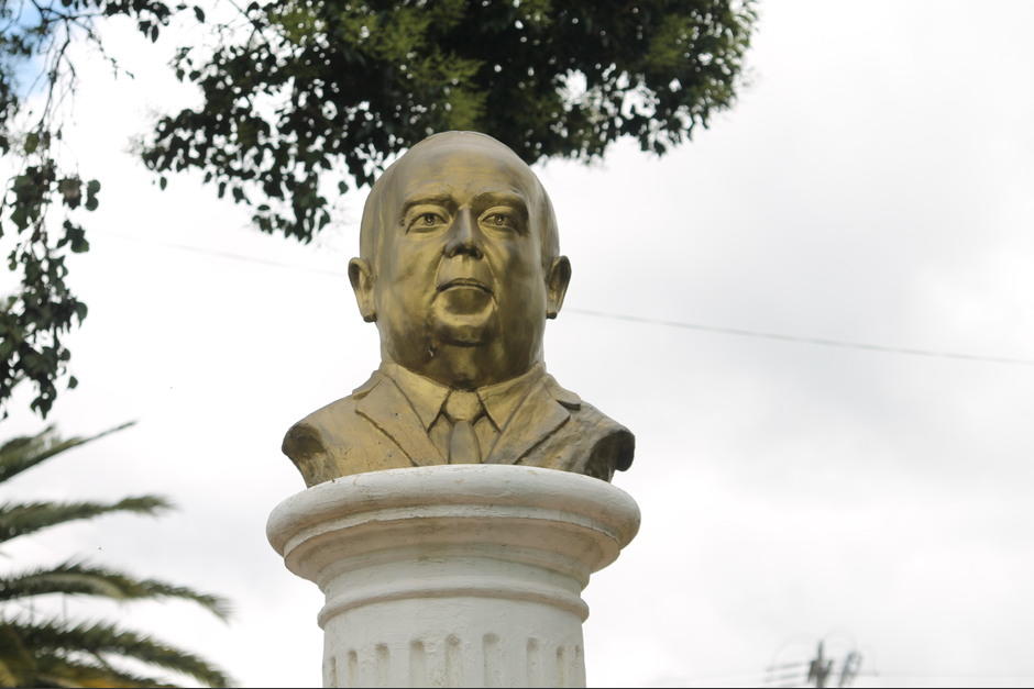 El busto de don Memo se encuentra en el parque central de Sololá. (Foto: Alfonso Guárquez/Colaborador)