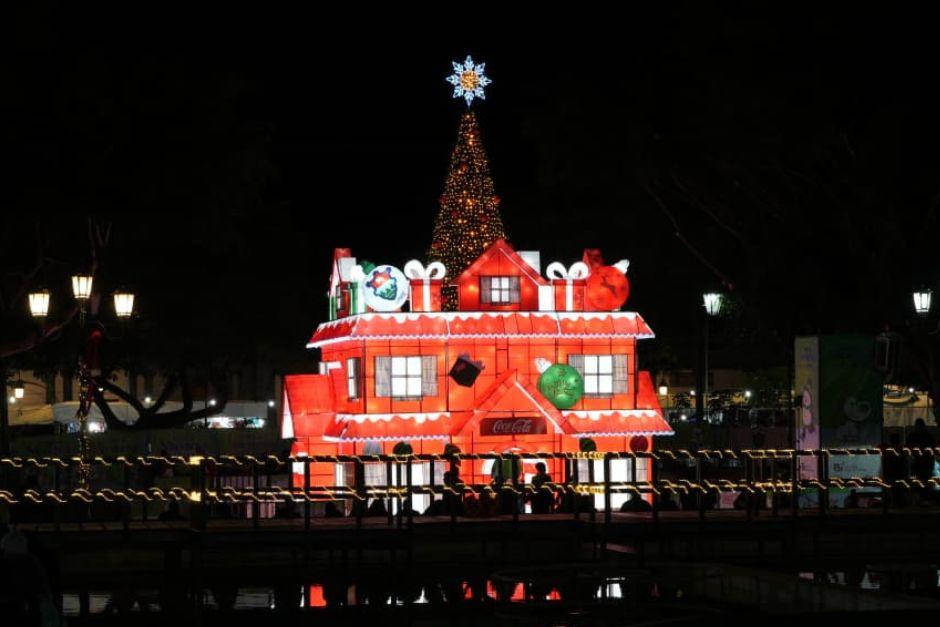 La Plaza de la Constitución se ilumina por el Festival Navideño. (Foto: Wilder López)