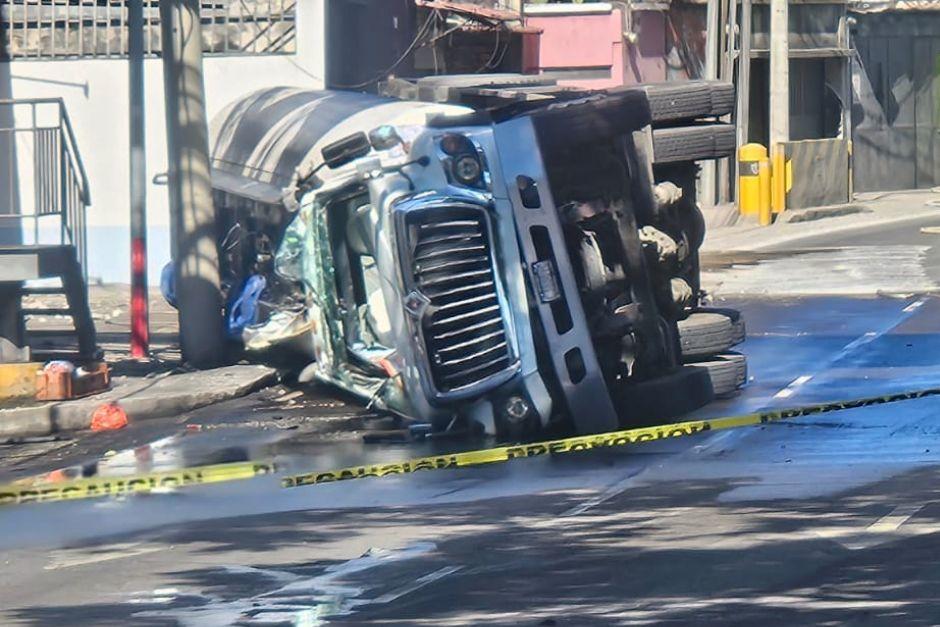 La pipa quedó volcada y ha derramado combustible en el Anillo Periférico. (Foto: Estuardo Paredes/Soy502)