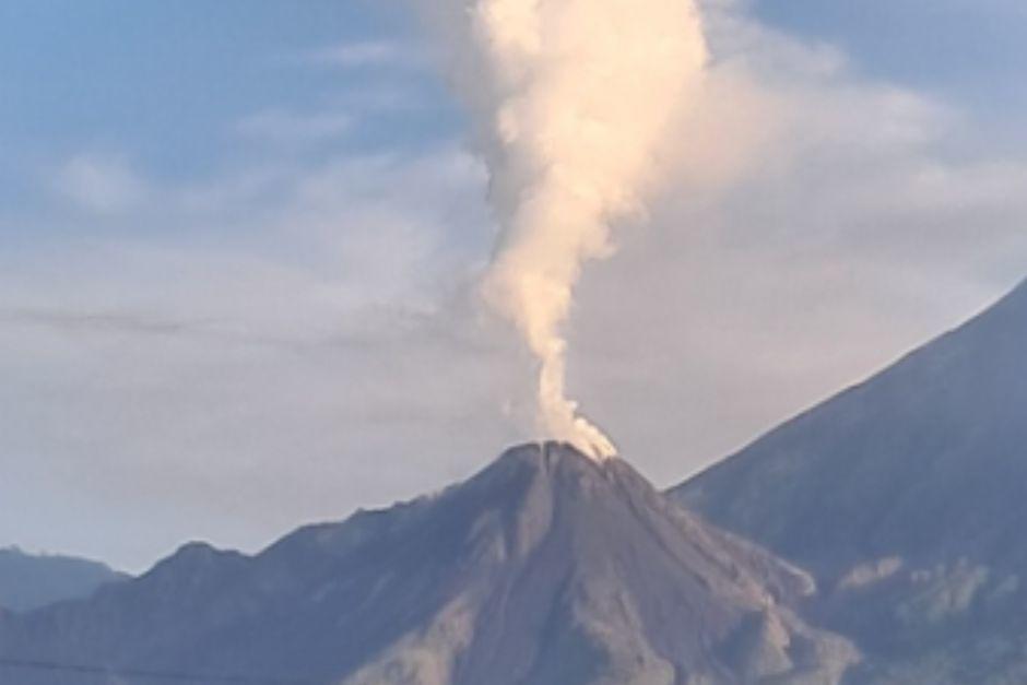Las avalanchas gigantes de aire caliente, ceniza, polvo y piedras que genera el volcán son un riesgo. (Foto: Conred)