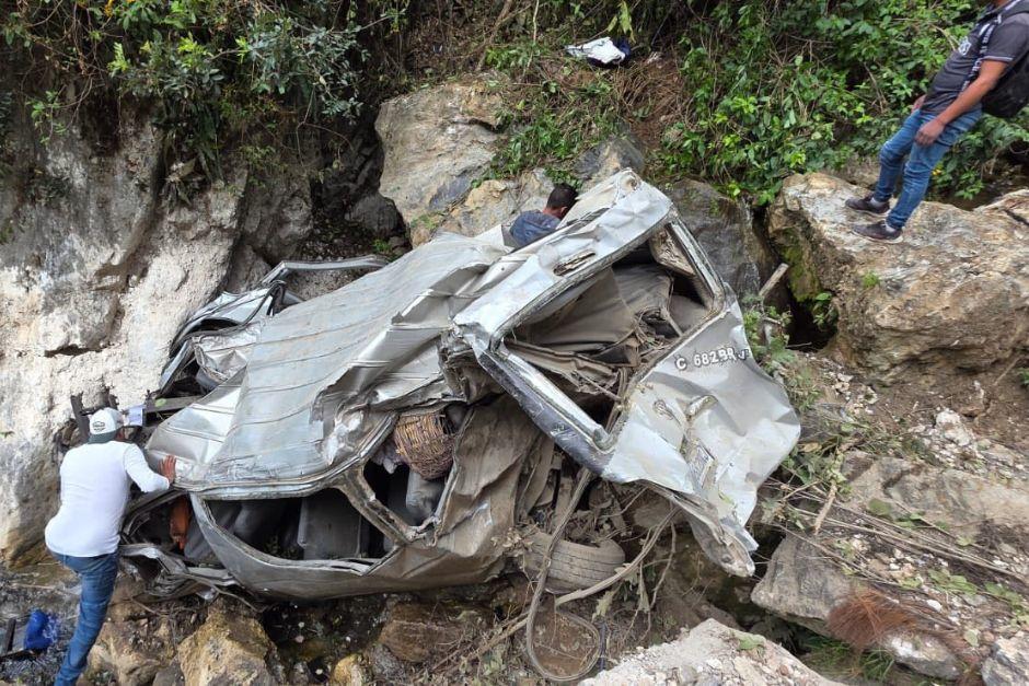 Los restos del microbús quedaron al fondo del barranco. (Foto: redes sociales)