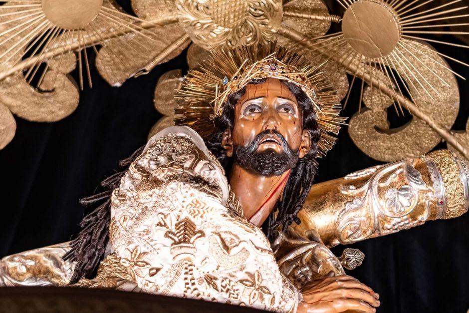 Creyentes admiran y conmemoran la festividad junto al Jesús de los Milagros, “Rey del Universo” de la Iglesia de San José, en zona 1. (Fotos: Iglesia de San José)