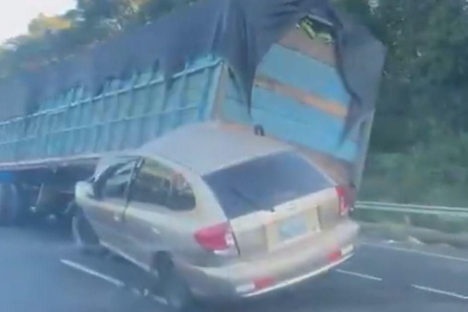 El vehículo quedó atorado en la parte trasera del camión. (Foto: captura de video)