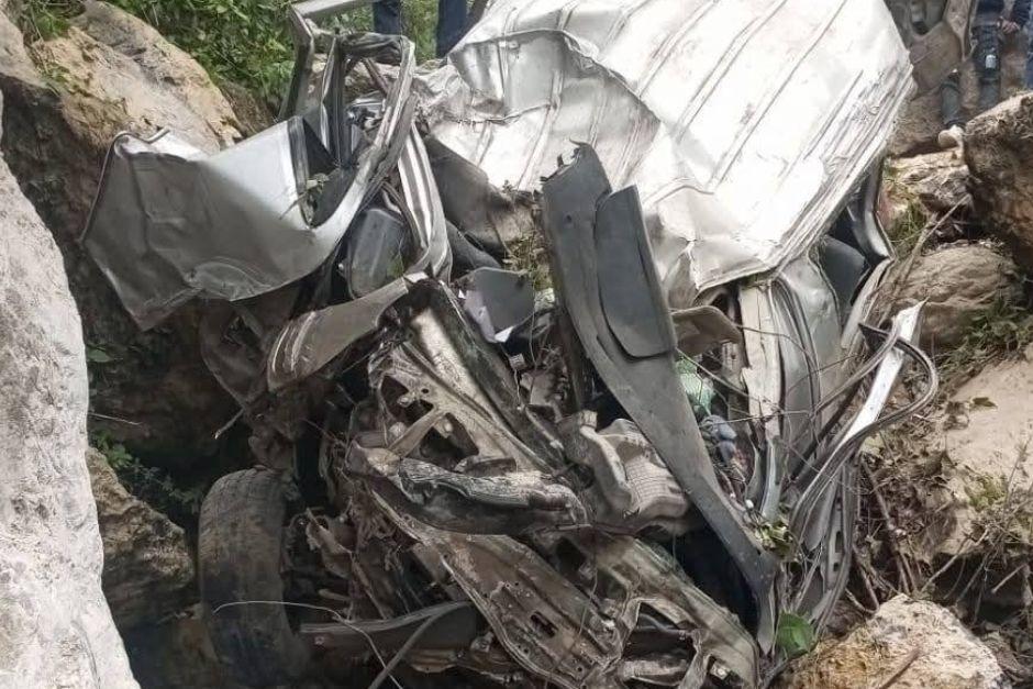 La unidad de transporte quedó destruida tras caer al barranco. (Foto: redes sociales)
