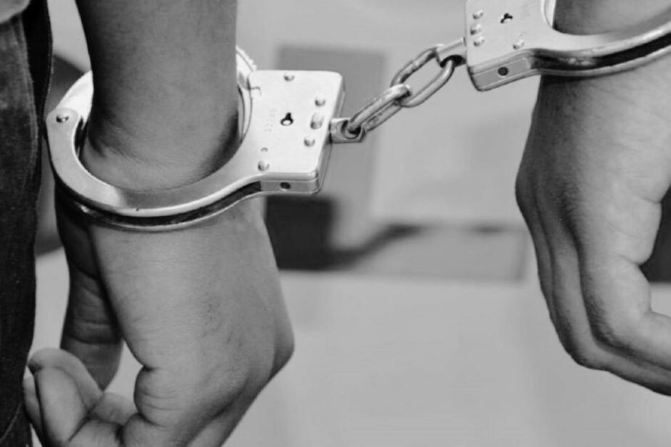 Según versión de la víctima, ambos detenidos reaccionaron de forma violenta al no permitirles el paso en una calle. (Foto: Archivo/Soy502)