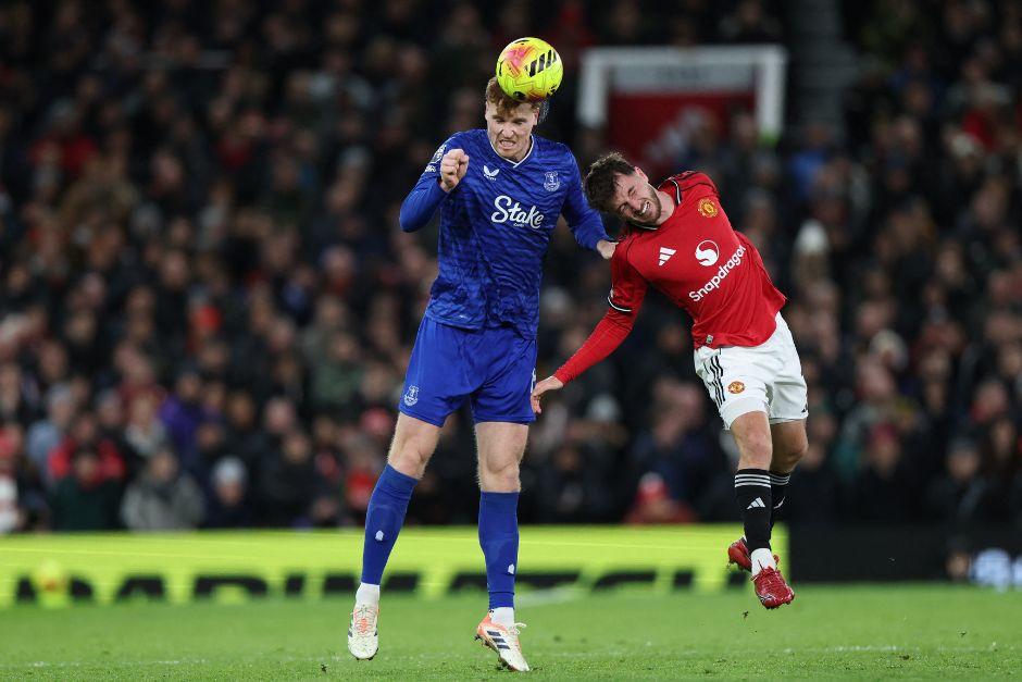 Los diablos rojos luchando con todo, pero el Everton fue sólido en defensa y se llevó los tres puntos en Old Trafford. (Foto: AFP)