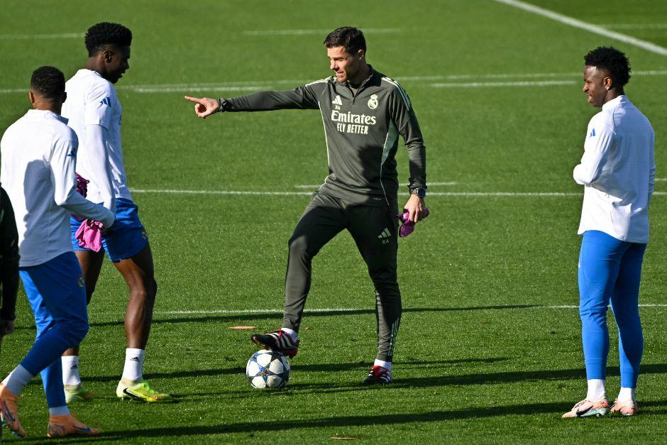 Xabi Alonso le da órdenes a sus jugadores en el entreno previo al viaje rumbo a Grecia, donde el Real tendrá una dura prueba. (Foto: AFP)
