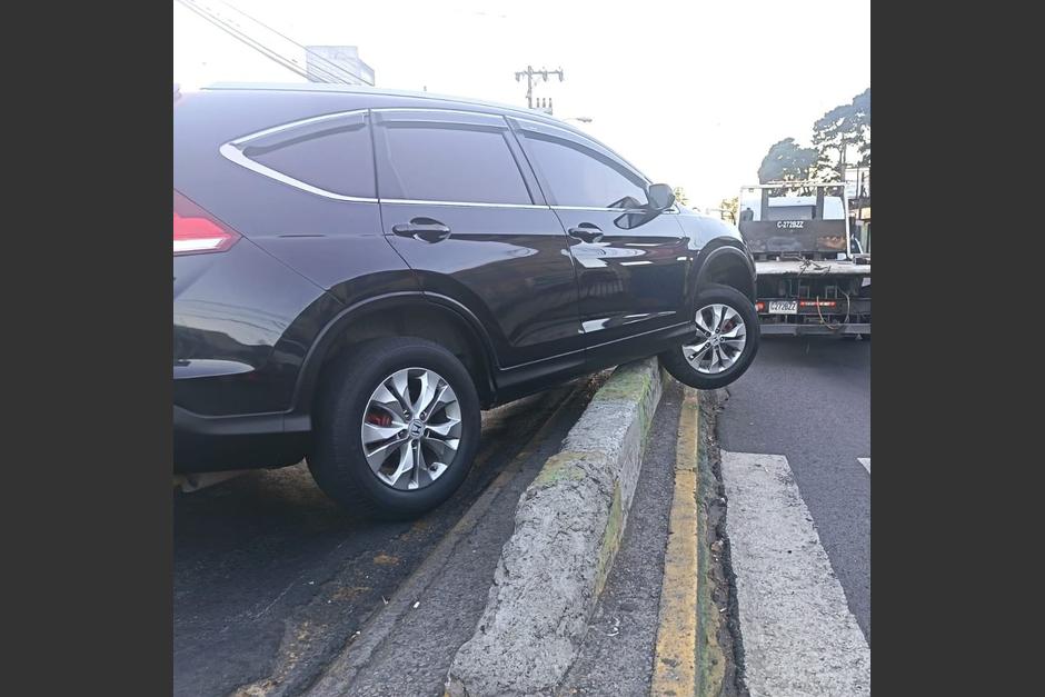 Vehículo queda atorado en arriate central de Calzada San Juan y 6ta Avenida. (Foto: PMT Mixco)