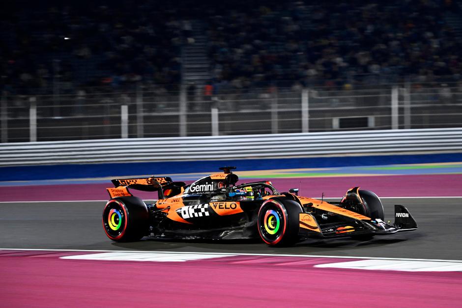 El McLaren de Piastri fue el de mejor rendimiento en la sesión de calificación para la carrera esprint. (Foto: AFP)