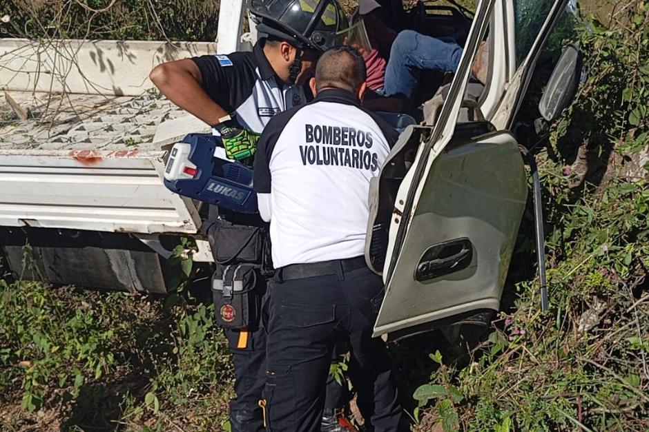 Bomberos Voluntarios utilizaron equipo hidráulico para liberar al piloto del camión (Foto: Bomberos Voluntarios)