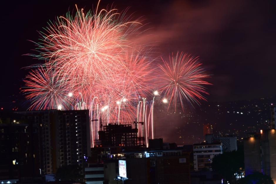 Los guatemaltecos disfrutan en familia el tradicional evento de Luces Campero este domingo. (Foto: Estuardo Paredes/Nuestro Diario)