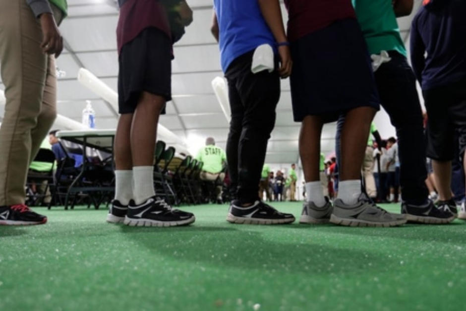 Un juez prohibió que ICE traslade a menores no acompañados a centros para adultos, incluso si cumplen 18 años. (Foto: Dallas Morning News)