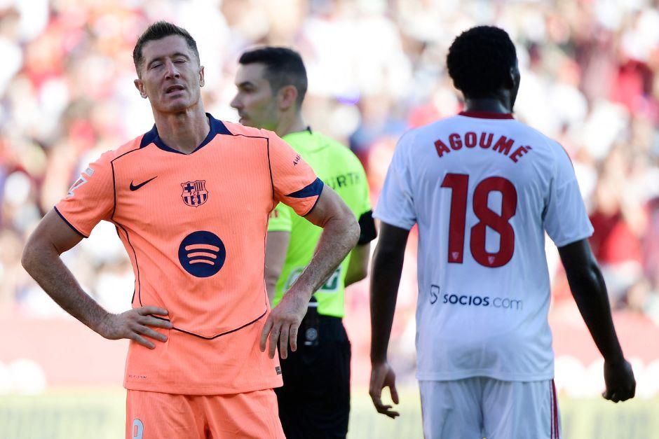 Los culés pagaron caro los errores en Sevilla y recibieron una paliza que los aleja del primer lugar de la Liga española. (Foto: AFP)