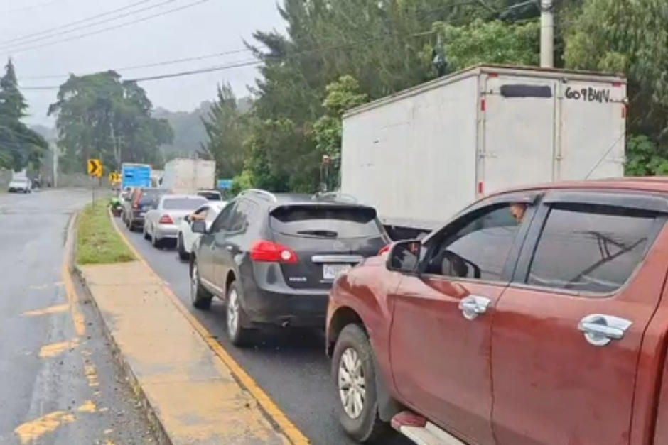 Conductores permanecen detenidos mientras continuan laboras de limpieza en el sector del derrumbe. (Foto: Wilder López/Soy502)