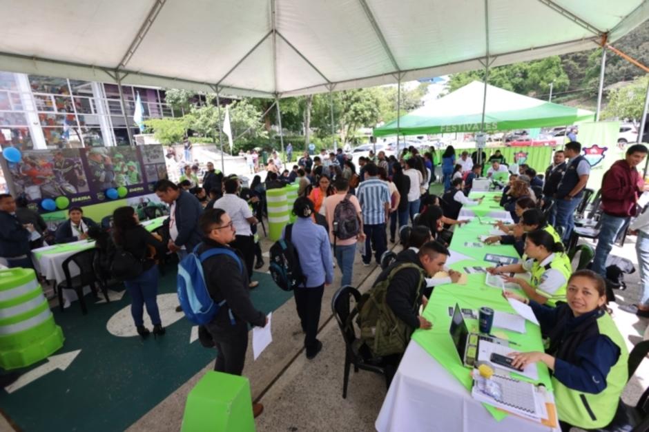 Se recomienda a los jóvenes llevar varias copias de su hoja de vida. (Foto: cortesía Municipalidad de Guatemala)