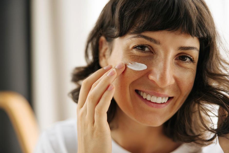 Los especialistas advierten sobre el uso excesivo de cosméticos en menores de edad que tendrá consecuencias en la edad adulta. (Foto: Shutterstock)