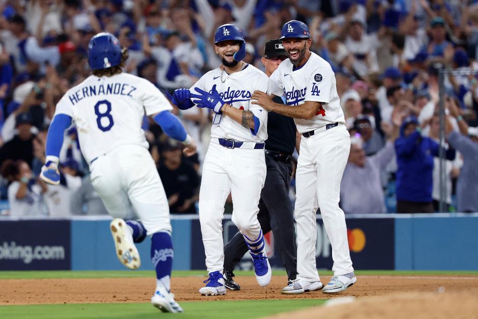 Andy Pages dio el batazo que terminó en el error del pitcher de los Phillies, para la victoria de los Dodgers. (Foto: AFP)