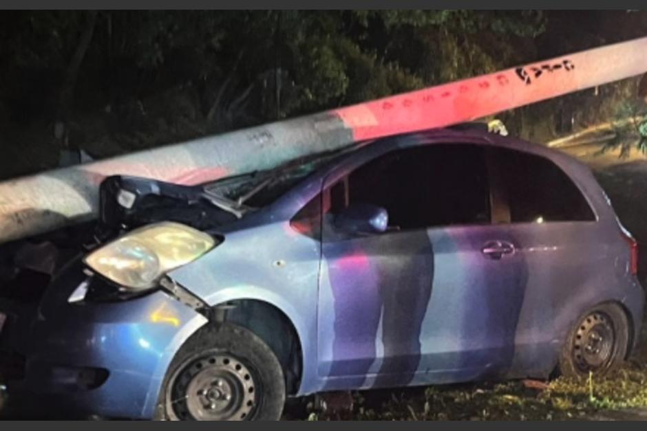 El cayó encima del auto. (Foto: Bomberos Municipales)