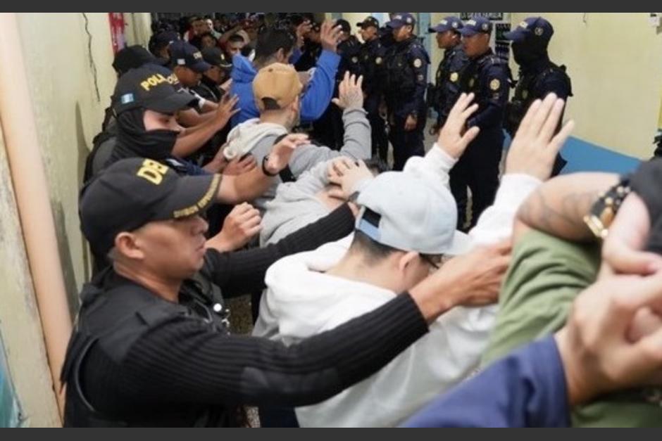 Agentes realizaron la requisa ante una alerta de fuga de 20 reos. (Foto: PNC)