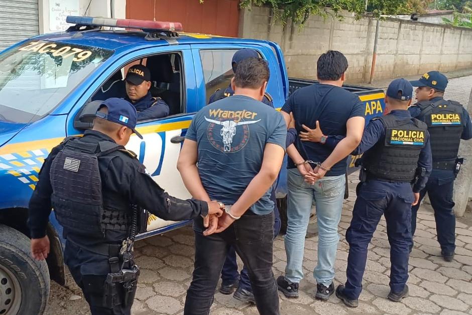 A ambos se le decomisaron el armamento. (Foto:PNC)