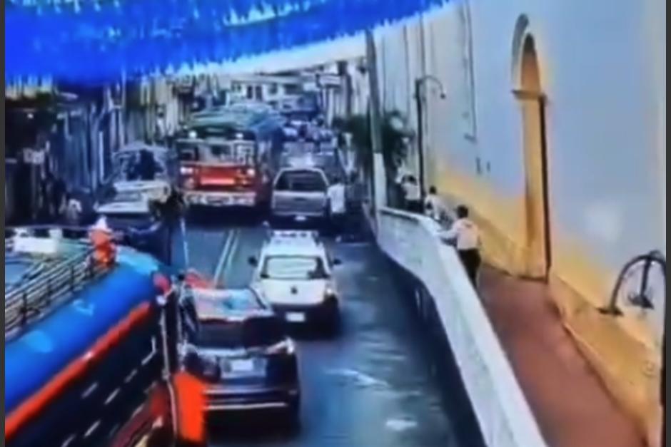 El piloto se bajó de la unidad y terminó asesinado. (Foto: captura de video)