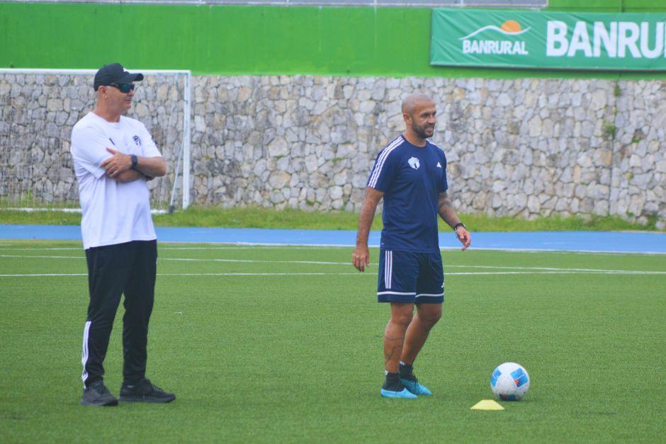 Iván Sopegno intercambió risas con José Manuel Contreras en el entreno de los albos en el Cementos Progreso. (Foto: Bernie Morales)