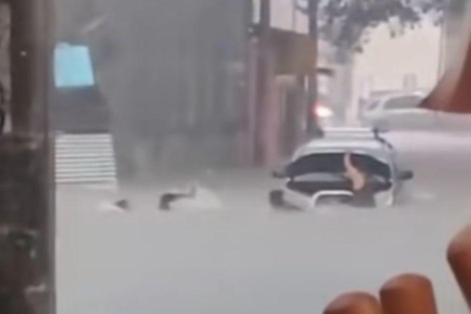 Mientras algunos se ven afectados para movilizarse, otros aprovechan a refrescarse. (Foto: captura de video)