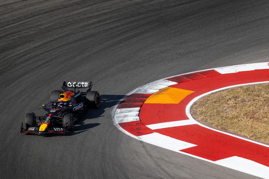El Red Bull de Max Verstappen fue el más rápido este viernes y saldrá de la pole en la esprint. (Foto: AFP)