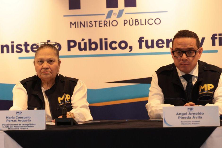 La Fiscal General Maria Consuelo Porras junto al Secretario General Ángel Pineda durante la conferencia de prensa vertida este 17 de octubre. (Foto: MP)