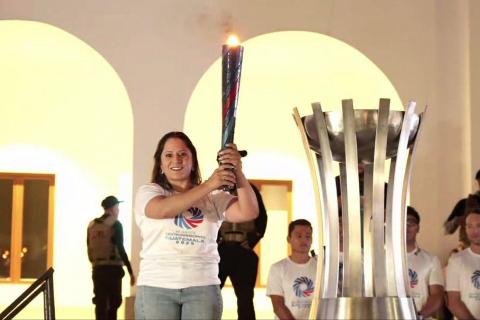 La medallista olímpica Adriana Ruano encendió la llama en medio de un show de juegos artificiales en Cayalá. (Foto: Guatemala 2025)