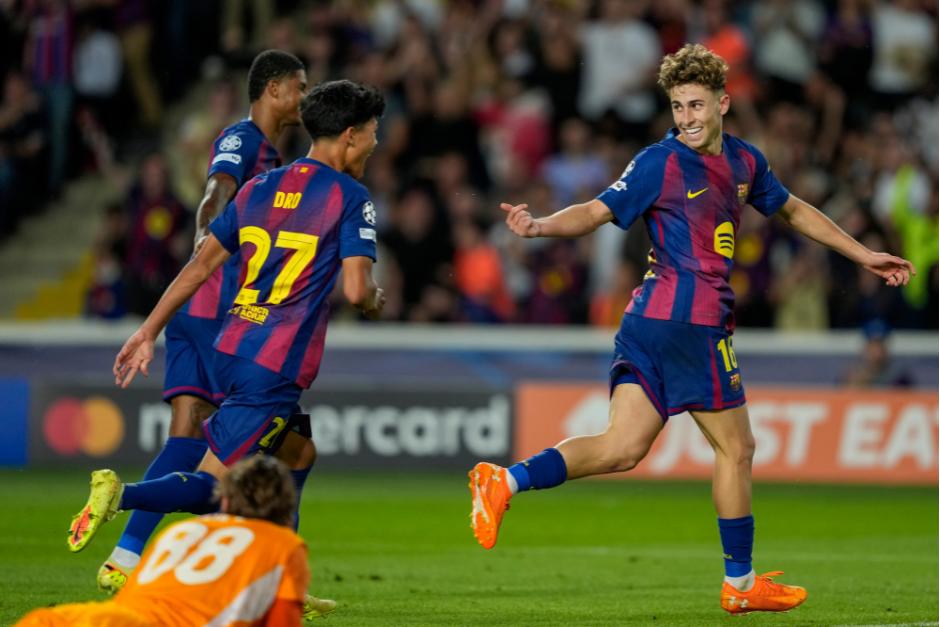 Fermín López (d) es perseguido por sus compañeros para celebrar uno de sus tantos en la goleada del Barcelona contra Olympiacos. (Foto: AFP)