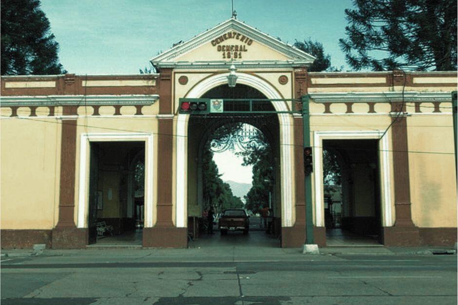 Un artesano, que trabaja elaborando lápidas dentro del Cementerio General de Guatemala, compartió imágenes de lo que parece ser un niño deambulando durante la noche en el camposanto. (Foto: Archivo/Soy502)